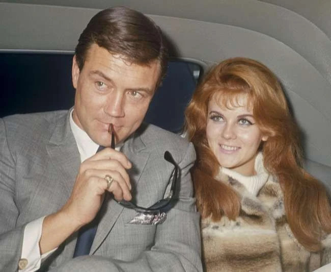 Ann-Margret liebt und verbindet