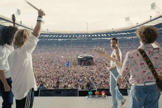 Wie „Bohemian Rhapsody“ die legendäre Live-Aid-Performance von Queen nachempfunden hat