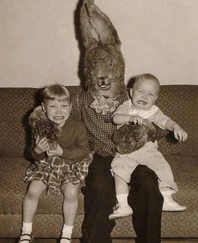 Lustige Bilder von Kindern, die mit dem Osterhasen weinen