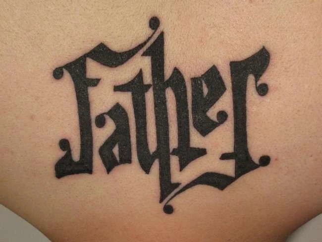 18 fantastische Ambigram-Tattoos, die dich zweimal aussehen lassen