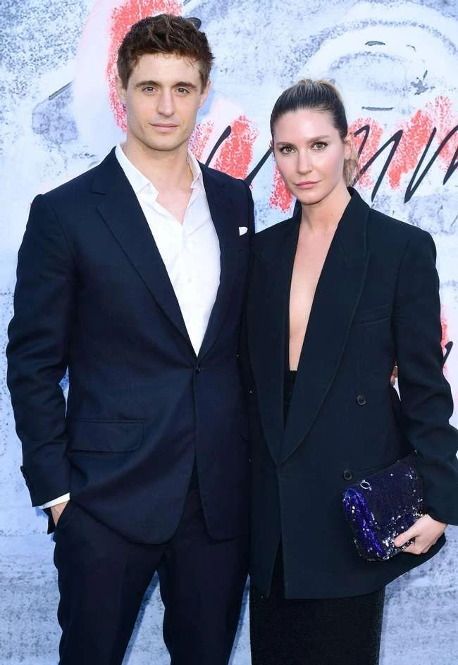 Max Irons liebt und Hookups
