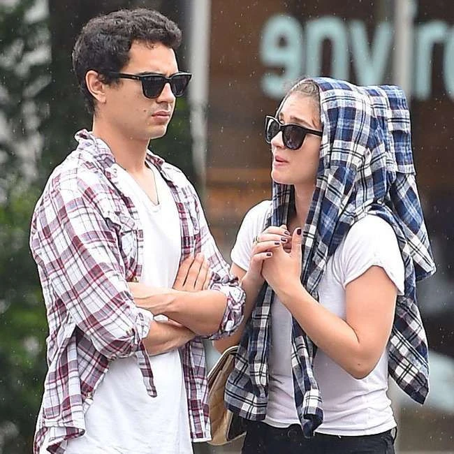 Max Minghella liebt und verbindet